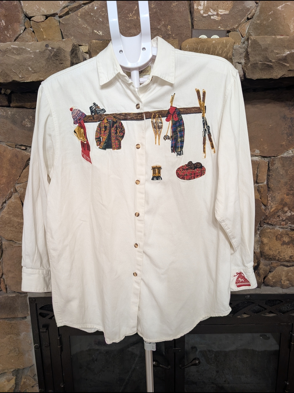 Vintage Embroidered Button-Up Shirt with Outdoor Winter Cabin Appliqué, Med